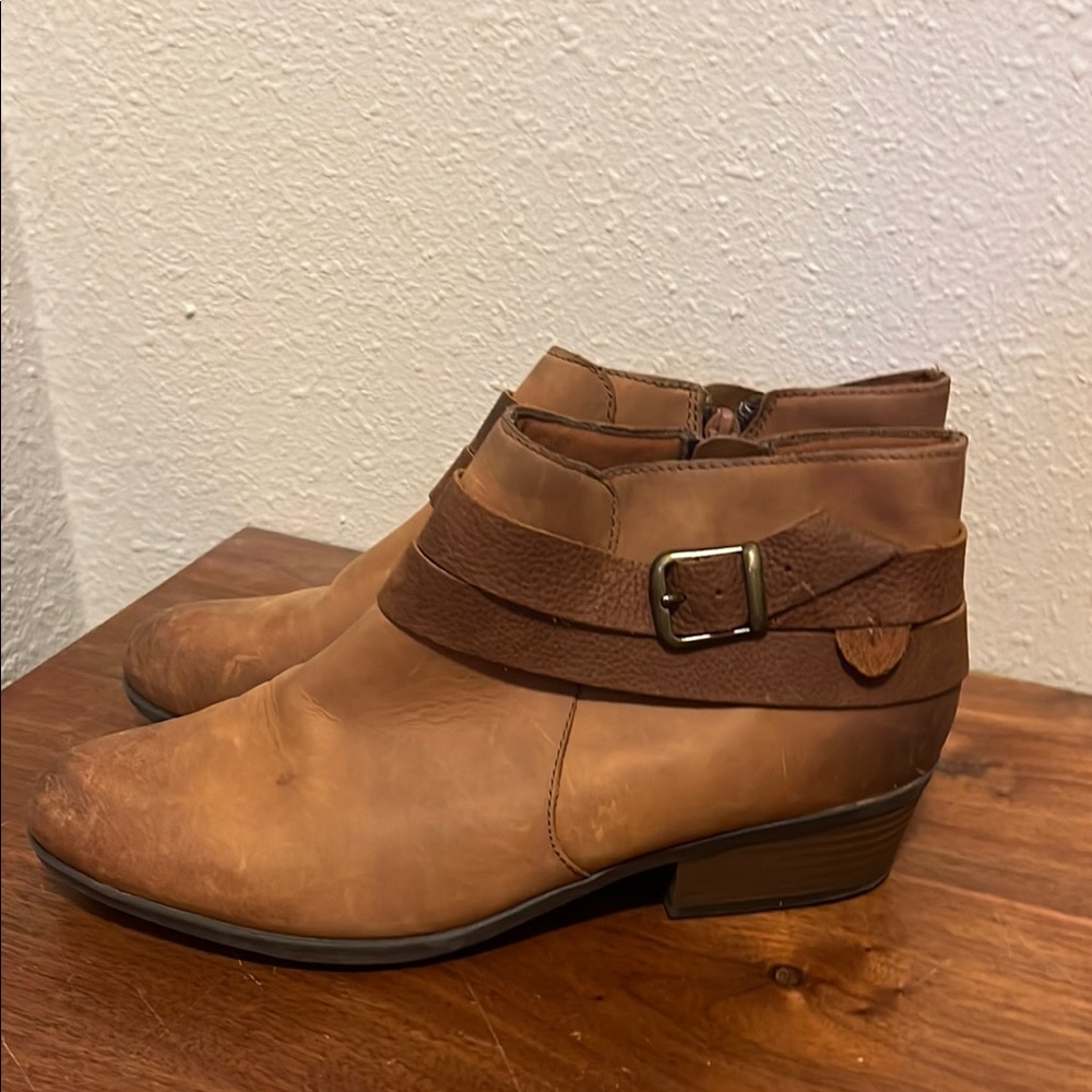 Clarks Addiy Cora Boots Women's 9.5M Brown‎ Nubuck Comfort Distressed Booties